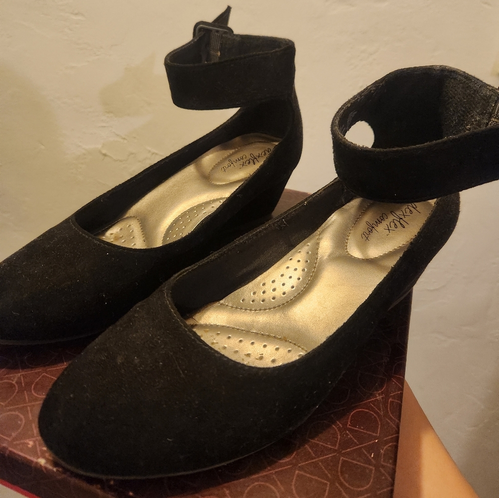 Black Mini Wedge Flats